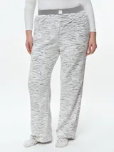 Pantalón de dormir de corte recto confeccionado en tela fleece con estampado animal print. Presenta una cintura elástica de algodón en color gris y una textura suave y abrigada.