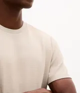Remera masculina Marfinno de corte slim, color negro, con cuello redondo, manga corta y tejido texturizado.