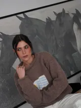 Sweater tejido a mano de color azul marino con diseño de la bandera de Uruguay en el centro del frente. Presenta un calce relajado, cuello redondo y terminaciones simples en puños y dobladillo.