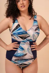 Malla entera reductora de abdomen, con refuerzo interior delantero y bolsillo interno en busto para copa removible. Diseño estampado con laterales en azul marino liso. Confeccionada con fibra LYCRA® XTRA LIFE™.