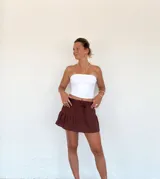 Top strapless blanco ajustado al cuerpo.