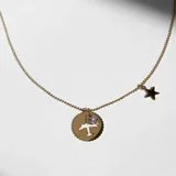 Collar dorado de cadena fina con dije redondo calado con forma de avión y dije de estrella.