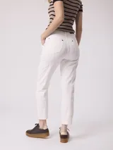 Pantalón capri blanco con costuras a la vista.