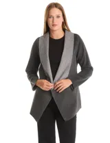 Cardigan de tejido soft color beige con solapa ancha en contraste de tono más claro, diseño abierto y manga larga.