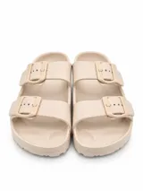 Sandalias de dos tiras negras con hebillas ajustables, plantilla anatómica y diseño ergonómico.
