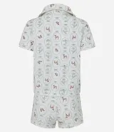 Conjunto de pijama de dos piezas, compuesto por una blusa de manga corta con cuello solapa, cierre frontal de botones y bolsillo en el pecho, y un short con cintura elástica y lazo de satén. El tejido es viscolycra con estampado de motivos florales y mariposas en círculos.