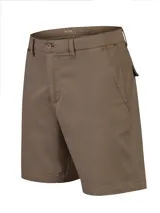 Bermuda de gabardina color marrón, de calce relajado y tiro medio, con bolsillos delanteros y laterales tipo cargo.