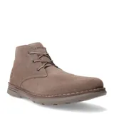 Botas tipo chukka de hombre marca Freeway, confeccionadas en gamuza color taupe, con cierre de cordones y suela de goma antideslizante.