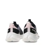 Championes deportivos Umbro modelo Paths, color azul marino con detalles en rosa pálido y suela blanca. Presentan diseño de malla transpirable, refuerzos sintéticos en la puntera y laterales, y logo de la marca en el costado.