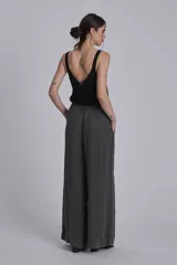 Blusa negra de punto con escote en V y tirantes anchos.