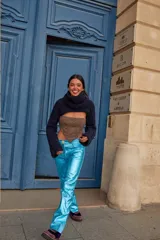 Pantalón de cuero metalizado en color celeste brillante, de corte recto con aberturas en los tobillos y tiro medio.