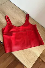 Musculosa roja de cuero de oveja con escote redondo y corte en el frente.