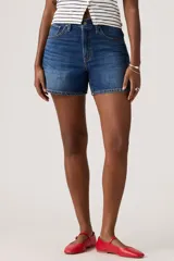 Short de denim azul de tiro medio, con bolsillos clásicos y diseño de corte recto y holgado.