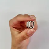 Aros tipo argolla de plata 925 con forma rectangular y circonitas incrustadas.