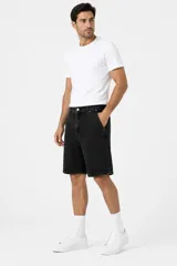 Bermuda de jean de corte ancho y tiro medio, color gris oscuro, con bolsillos laterales y traseros.