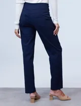 Pantalón largo color beige, de gabardina elastizada, marca Ruby Rd. Delantera con bolsillos simulados y trasera con bolsillos aplicados.