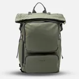 Mochila urbana color verde militar con diseño roll-top, fabricada en material repelente al agua. Cuenta con dos bolsillos frontales con cierre, compartimento acolchado para laptop, bolsillos laterales para botellas y hebillas ajustables. Presenta el logo de la marca estampado en el bolsillo inferior.