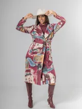 Tapado largo de mujer con estampado artístico abstracto en tonos rojizos, burdeos, azules y beige. Posee cuello solapa y calce recto.