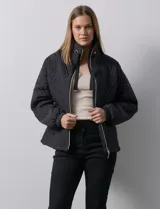 Campera negra capitoneada marca Weatherproof, con cierre central y bolsillos delanteros. Posee forro interno.