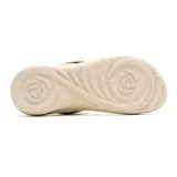 Sandalia de diseño ergonómico en color beige, con tiras de malla y cincha ajustables mediante hebilla, plantilla de espuma EVA y suela ligera de alta tracción.