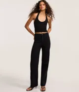 Pantalón de sarga color negro con corte recto estilo años 90, de cintura alta y piernas sueltas. Presenta aplicaciones de strass en toda la parte frontal, cierre con botón y cremallera, y bolsillos funcionales.