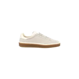 Championes Loro Piana modelo Tennis Walk, color gris claro, confeccionados en gamuza con suela de goma marrón y detalles en blanco.