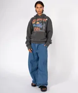 Buzo con capucha gris oscuro lavado, de manga larga y bolsillo canguro frontal. Presenta un estampado gráfico vintage que incluye texto "Seacoast Motorcycles Coney Island, N.Y." y una ilustración de un motociclista al atardecer sobre una motocicleta.