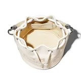 Bolso tipo saco (bucket bag) de cuero texturizado color blanco roto, con el logotipo de la marca repujado en el frente. Posee un asa superior de cuerda trenzada y cierre de cordón ajustable. Incluye una correa larga ajustable para llevar al hombro o cruzado.