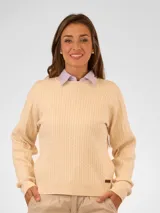 Sweater color crema de punto trenzado, con cuello redondo y mangas largas.