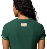Remera de manga corta Columbia modelo Acker Rock Knit Short, color verde oscuro, de corte corto, cuello redondo y cierre frontal con botones. Presenta un pequeño parche rectangular con el logo de la marca bordado en el pecho.