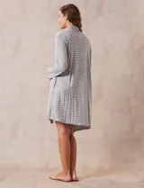 Bata gris con rayas horizontales blancas, de tejido suave con bolsillos laterales.