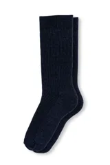 Par de medias de caña media con diseño acanalado (rib) en color azul oscuro.