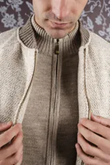 Campera estilo bomber color beige con textura, cierre delantero, cuello, puños y ruedo tejidos. Forrada, confeccionada en lana fina sin teñir.