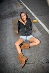 Botas de caña media confeccionadas en gamuza color marrón, con diseño slouchy y cierre lateral. Presentan una silueta de punta fina y taco cuña oculto.