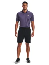 Short de golf Under Armour modelo Drive, color negro, con diseño de frente plano, cuatro bolsillos y cintura elástica con agarre interno.