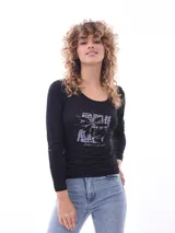 Remera negra de manga larga con cuello redondo y estampado de flor hibisco en el frente.