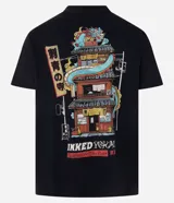 Remera negra de algodón con estampa en la espalda de un edificio de estilo japonés con un dragón enrollado y la inscripción "Inked Yokai".