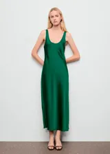 Vestido midi de satén en color verde esmeralda, con cuello redondo escotado y tirantes anchos. Presenta un diseño recto y fluido, sin mangas y sin cierre.