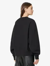 Buzo de cuello redondo color crema, de manga larga y calce relajado, con el logo de Carhartt bordado en el pecho.