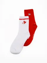 Pack de dos pares de medias de caña media, una blanca con detalle de Mickey Mouse y líneas rojas, y otra roja con detalle de mano de Mickey Mouse.