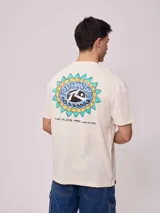 Remera color crema de corte holgado con estampado circular en el pecho.