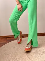 Pantalón de vestir color verde neón, de corte recto y con aberturas en el ruedo.