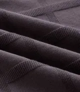Suéter de punto color azul marino con textura cuadrillé, cuello redondo y terminaciones acanaladas en puños y ruedo.