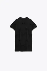 Top negro de manga corta y cuello subido, con detalle de nudos y frunces distribuidos en el frente y laterales, creando textura.