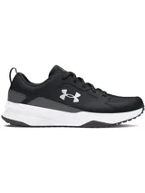 Championes Under Armour Charged Edge, color negro con detalles en gris y entresuela blanca. Cuentan con capellada de malla transpirable con superposiciones de cuero y material sintético, tecnología Charged Cushioning® en la entresuela y suela de goma resistente.
