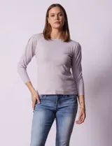 Buzo tejido en hilado fino color lila, marca Vila Milano. Manga ¾ con pliegue en hombro.
