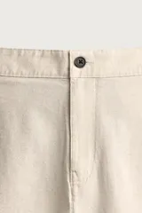 Bermuda de corte regular fit confeccionada en tejido mezcla de algodón y lino. Presenta cierre frontal con cremallera y botón, bolsillos laterales y bolsillos traseros de vivo.
