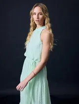 Vestido largo de gasa color verde menta, marca Julia Jordan. Tiene escote halter, cintura elastizada con lazo de ajuste y abertura central en la espalda con botones.