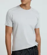 Remera básica de corte slim para hombre, confeccionada en suave algodón peruano. Presenta cuello redondo y mangas cortas, con un diseño liso y versátil.