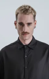 Camisa de manga corta color negro, con cuello clásico y cierre frontal de botones.